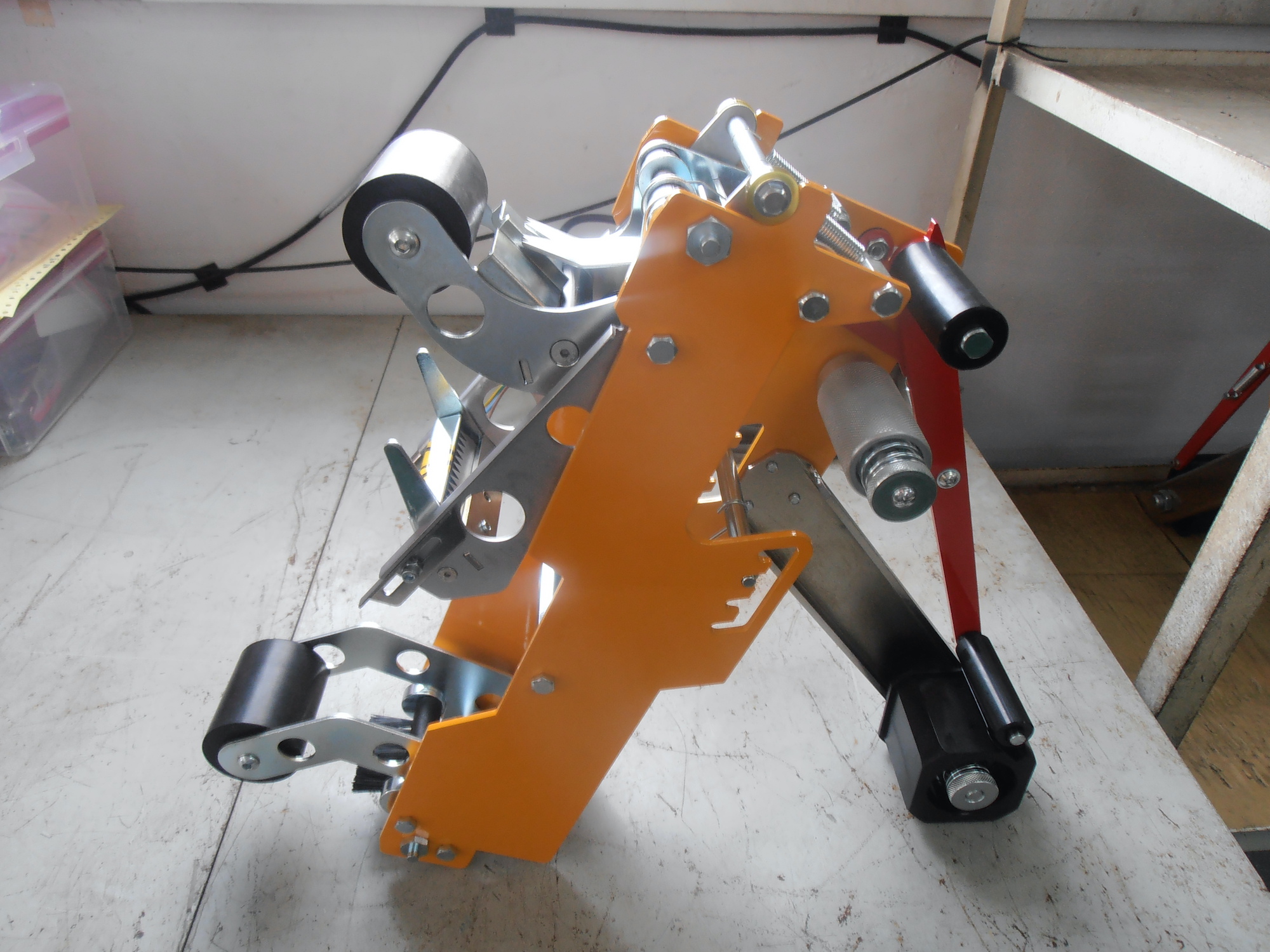 中国台湾纬华贴带器